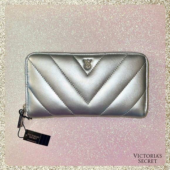 🎀 NWT Victoria's Secret Silver Quilted Puffy Wallet - Picture 1 of 10